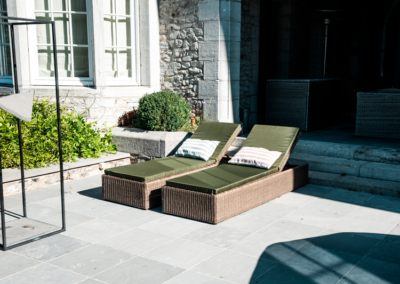 Cuscini per lettino prendisole su misura, colore verde, su una terrazza